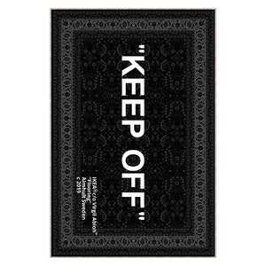 K&ouml;nnte beinhalten: Schwarz-wei&szlig;er Teppich mit traditionellem persischem Design. Der Teppich tr&auml;gt den Text "KEEP OFF" in wei&szlig;en Buchstaben. Der Text "IKEA&reg; c/o Virgil Abloh&trade; "Flooring" Almhult Sweden c 2019" ist in wei&szlig; in der unteren rechten Ecke des Teppichs gedruckt.