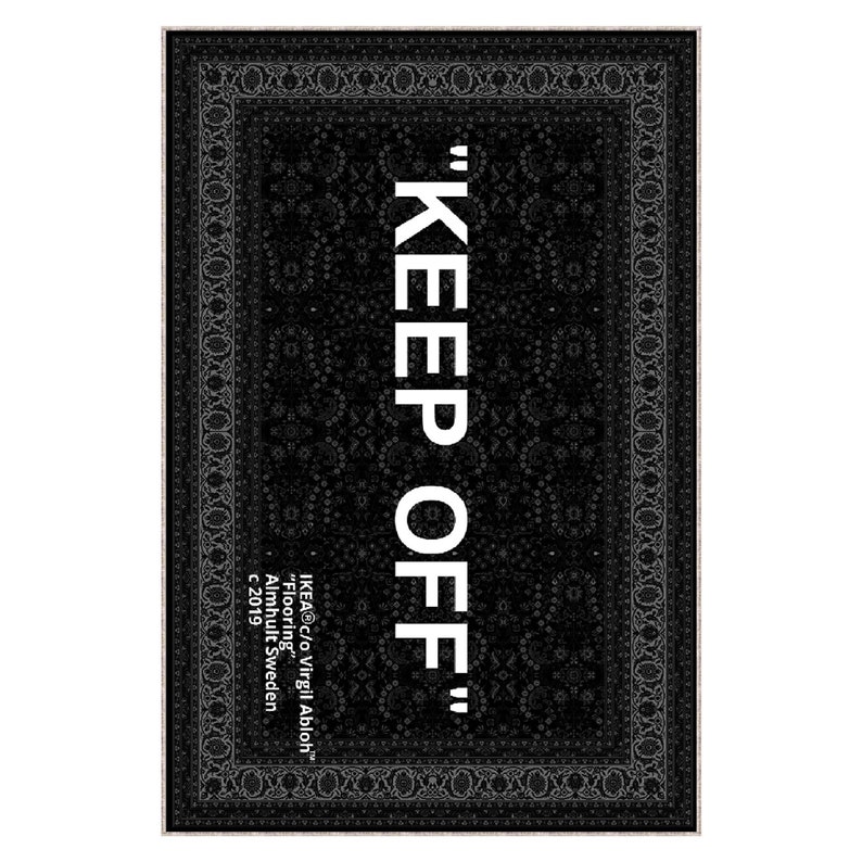 K&ouml;nnte beinhalten: Schwarz-wei&szlig;er Teppich mit traditionellem persischem Design. Der Teppich tr&auml;gt den Text "KEEP OFF" in wei&szlig;en Buchstaben. Der Text "IKEA&reg; c/o Virgil Abloh&trade; "Flooring" Almhult Sweden c 2019" ist in wei&szlig; in der unteren rechten Ecke des Teppichs gedruckt.