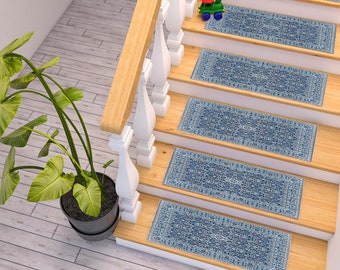 Op de afbeelding: Een set van vijf blauwe, gepatroneerde, antislip traptreden. De treden zijn gemaakt van een zacht, duurzaam materiaal en zijn ontworpen om te helpen bij het voorkomen van uitglijden en vallen op trappen.