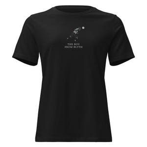 K&ouml;nnte beinhalten: Schwarzes T-Shirt mit einer Grafik einer Person, die einen Sport mit einem Ball spielt. Der Text "THE BOY FROM BLYTH" ist darunter gedruckt. Das T-Shirt besteht aus einem weichen Material und hat kurze &Auml;rmel.