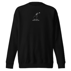 K&ouml;nnte beinhalten: Schwarzes Sweatshirt mit einer wei&szlig;en Grafik einer Person, die Sport treibt, und dem Text "THE BOY FROM BLYTH". Das Sweatshirt mit Rundhalsausschnitt und langen &Auml;rmeln ist aus weichem Material.