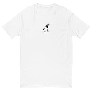 K&ouml;nnte beinhalten: Wei&szlig;es T-Shirt mit einer Schwarz-Wei&szlig;-Illustration einer Person, die Sport treibt, und dem Text "THE BOY FROM BLYTH" darunter. Das T-Shirt hat kurze &Auml;rmel und einen Rundhalsausschnitt.