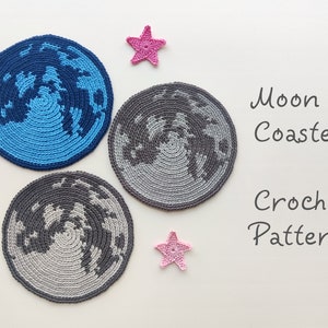 Puede incluir: Tres posavasos de ganchillo con forma de luna en tonos azules y grises, con un diseño detallado de la luna. También hay dos estrellas rosas de ganchillo. El texto "Moon Coasters Crochet Pattern" está escrito en una fuente cursiva.