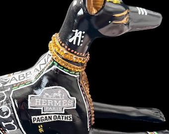 Handmålad Anubis-skulptur: Modekollagekonst, pärlbesatt egyptisk schakalfigur