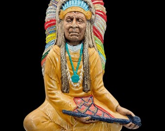 Keramisk skulptur av indianer: Vintage kristallprydd, signerad folkkonst