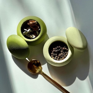 塩コショウ用ピンチポットセット、蓋付きグリーンコンクリート製ソルトセラー、かわいいスパイスボウル、キッチン収納ジャー、プロヴァンス風カウンタートップアクセサリー