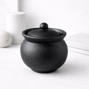 Maceta de almacenamiento negra mate, tarro de hormigón con tapa, pequeña caja para baratijas, contenedor universal nórdico, urna para recuerdos, recipiente para objetos de memoria