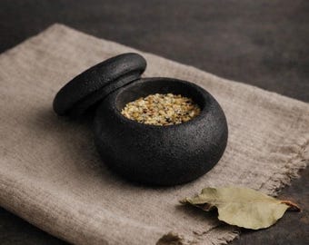 Salero de hormigón negro con tapa, tarro de especias Wabi Sabi, cuenco para wasabi, olla japonesa, decoración de cocina rústica minimalista, plato de degustación de chef.