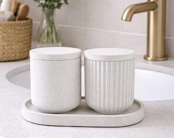 Badrumsorganiseringsset, vita badrumstillbehör, förvaring för bomullspinnar och bomullspinnar, minimalistisk spa-badrumsinredning, burkar med betonglock