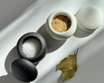 Vaschette in cemento bianco e nero con coperchio, saliere e pepiere scandinave, porta spezie industriale, saliera, pepiera, barattolo per spezie