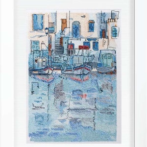 Peut inclure: Une broderie au point de croix représentant une scène de bord de mer avec des bâtiments et des bateaux colorés. Les bateaux sont amarrés dans un canal avec de l'eau bleue et des reflets des bâtiments. Les bâtiments sont peints dans des tons de jaune, bleu et blanc.