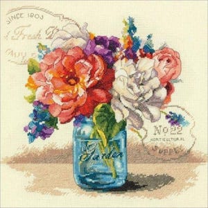 Può includere: Punto croce di una composizione floreale in un barattolo blu. Il bouquet presenta fiori rossi, arancioni, viola e bianchi. Il barattolo ha la parola "Garden". Lo sfondo ha il testo "Since 1903" e "No 22 Horticultural".