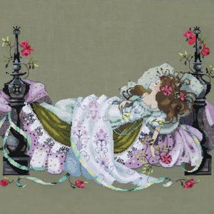 Może przedstawiać: Haft krzyżykowy przedstawiający kobietę leżącą w łóżku. Łóżko ma ozdobne słupki z kwiatowymi akcentami i różową i fioletową pościelą. Kobieta ma brązowe włosy i nosi białą i jasnoniebieską suknię. Tło jest stonowane zielone.