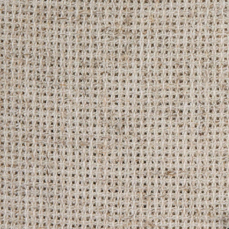 K&ouml;nnte beinhalten: Nahaufnahme eines beigefarbenen Gewebes mit einem Gittermuster. Der Stoff hat eine raue Textur und besteht aus Naturfasern.