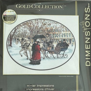 Puede incluir: Un patrón de punto de cruz que representa un carruaje tirado por un caballo con pasajeros en un paisaje invernal nevado. El patrón se titula "Winter Impressions" y forma parte de los patrones de punto de cruz "The Gold Collection".
