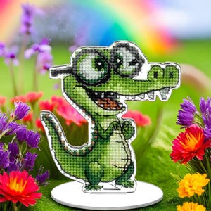 Lustige Krokodil Kreuzstichpackung auf perforiertem Kunststoff - DIY Cartoon Tier Ornament, Geeky Gator Geschenk für Kinder - LX-037