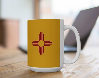 Taza de café personalizada con la bandera de Nuevo México y el símbolo del sol del suroeste.