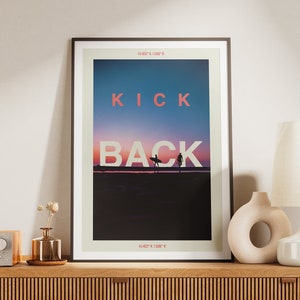 Póster de surf de Biarritz, arte mural "Kick Back", impresión de la costa francesa, regalo moderno para surfistas, decoración de casa de playa costera, arte del atardecer