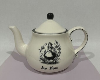 Alice in Wonderland Tea Time Theepot van Rae Dunn - Vintage stijl grillig keramiek verzamelobject