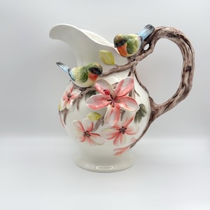 Brocca scultorea Corner Ruby Botanical Collection con uccellino canoro e fiori di ciliegio