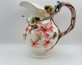 Keramische robijnrode hoekkan | Sculpturaal botanisch ontwerp met vogels en kersenbloesems