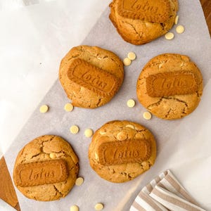 Biscoff Thick Cookies With Lotus Spread | Lotus Biscoff Cookies | Lotus Butter Stuffed Cookies | Homemade Cookies | NYC Style Cookies