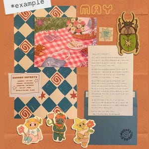 Puede incluir: Un collage estilo &aacute;lbum de recortes con una ilustraci&oacute;n de picnic, una pegatina de escarabajo, una carta y tres pegatinas de personajes. El fondo tiene un patr&oacute;n de rombos azules y blancos con espirales naranjas. Texto: "MAY", "SUMMER REPEATS", "MURDER SQUASH".