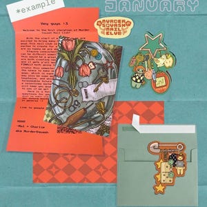 Puede incluir: Un conjunto de papeler&iacute;a que incluye una carta de color naranja brillante con el texto Murder Squash Mail Club, una impresi&oacute;n art&iacute;stica rectangular con una bandeja plateada, flores y llaves, un llavero en forma de estrella y un sobre verde.