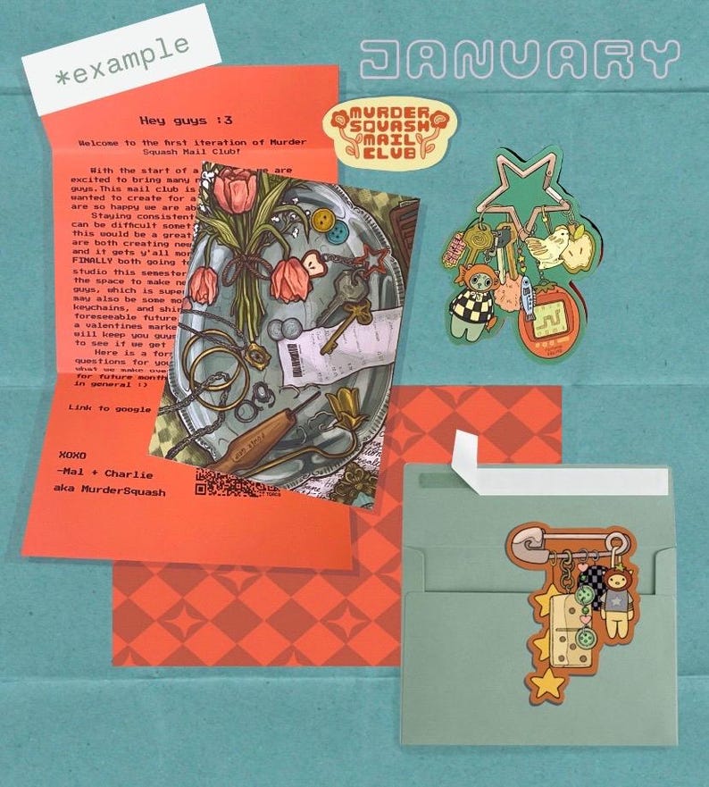 Puede incluir: Un conjunto de papeler&iacute;a que incluye una carta de color naranja brillante con el texto Murder Squash Mail Club, una impresi&oacute;n art&iacute;stica rectangular con una bandeja plateada, flores y llaves, un llavero en forma de estrella y un sobre verde.
