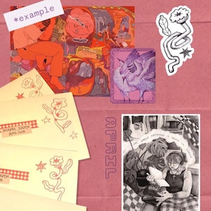 Puede incluir: Una colecci&oacute;n de art&iacute;culos de papeler&iacute;a que incluye sobres color crema con dibujos lineales florales rojos y el texto Murder Squash Mail Club, una pegatina de flor, una ilustraci&oacute;n de grulla morada y una impresi&oacute;n en blanco y negro con la etiqueta APRIL.
