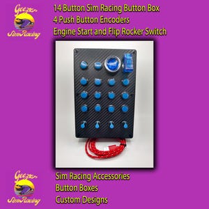 Può includere: Una pulsantiera per sim racing con texture in fibra di carbonio nera, dotata di 14 pulsanti blu, 4 encoder a pressione, un pulsante di avviamento motore blu e un interruttore a levetta blu. Un cavo USB intrecciato rosso e bianco è collegato.
