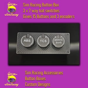 Könnte beinhalten: Eine schwarze, rechteckige Sim-Racing-Tastenbox mit drei runden Drehreglern, beschriftet mit ABS, TCS und BRAKE BIAS. Der Text auf dem Gerät umfasst Sim Racing Button Box, 3 x 7 way hat switches, Gives 15 Buttons and 3 encoders, Sim Racing Accessories, Button Boxes und Custom Designs.