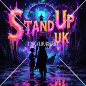 以下が含まれることがあります： 鮮やかなネオンカラーで「STAND UP UK」と書かれたデジタルアートプリント。シルエットの母と子、ボート、宇宙の背景が描かれています。アーティスト名TRACYLOUISEARTも表示されています。