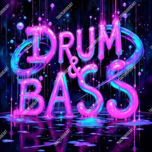 以下が含まれることがあります： 「DRUM & BASS」の文字が大きく、光沢のあるバブルスタイルの文字で描かれた鮮やかなデジタルアート作品。テキストは主にピンク色で、青色のアクセントがあり、暗く反射する背景に滴るような効果と浮遊するオーブが施されています。