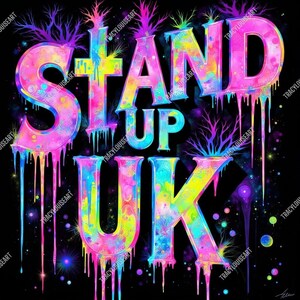 以下が含まれることがあります： 黒い背景に鮮やかなデジタルアート。 「STAND UP UK」という言葉は、虹色の色合いで、カラフルな、滴るペイントスタイルで表現されています。 デザインには、様式化された木の要素とスターバーストが含まれています。