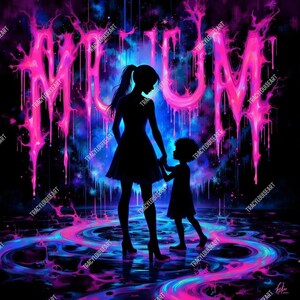 以下が含まれることがあります： 鮮やかな背景に、手をつないだ母親と子供のシルエットを描いたデジタルアートプリント。「MUM」の文字がピンク色で滴り落ちるように表示されています。このアートワークは、ピンク、青、黒のパレットを使用しており、印象的なビジュアルを作り出しています。