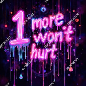 以下が含まれることがあります： ネオンピンクで「1 more won't hurt」という言葉が書かれたデジタルアートプリント。数字の1には、青とピンクの滴るペイント効果があります。背景は、カラフルなボケのある暗い色です。