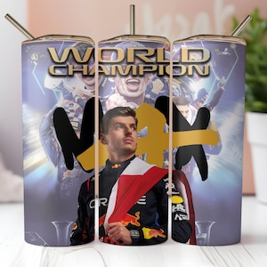 Puede incluir: Tres vasos de acero inoxidable con un diseño azul, blanco y rojo. Los vasos presentan una foto de un piloto de carreras con el texto "Campeón del Mundo Max".