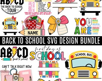 Puede incluir: Una colección de diseños SVG coloridos con temática de regreso a clases. Incluye autobuses escolares, lápices, manzanas y texto como "Back to School Tour", "First Day of School" y "Doing Teacher Stuff".