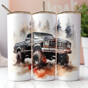 Puede incluir: Vaso blanco con una ilustración en acuarela de una camioneta negra conduciendo por un bosque. La camioneta tiene neumáticos grandes y levanta tierra y barro. El vaso tiene una tapa y una pajita doradas.