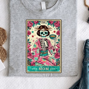 T-shirt con carta dei tarocchi della mamma, felpa con scheletro sarcastico, maglietta grafica della mamma con vibrazioni di strega, t-shirt da strega vintage, maglietta con teschio della mamma mistica