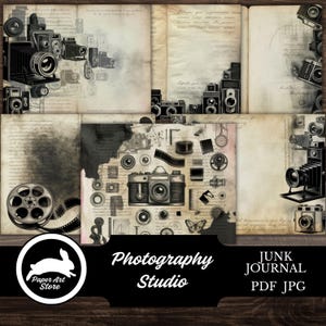 Può includere: Un collage digitale a tema fotografia vintage, con varie fotocamere, bobine di film e elementi correlati. Il design include un'illustrazione centrale di una fotocamera, circondata da lenti e strisce di pellicola, con il testo "Photography Studio" e "Junk Journal PDF JPG".