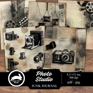 Puede incluir: Un collage en tonos sepia con elementos de fotografía vintage. Incluye cámaras antiguas, rollos de película, lentes y tiras de película dispuestas sobre fondos de papel envejecido. También se ve el texto "Photo Studio" y "Junk Journal".