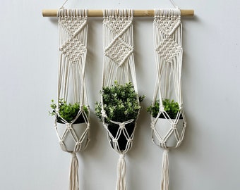 Macetero colgante de macramé bohemio: macetero colgante triple, clavija de madera