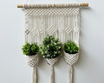 Appendino per piante triplo, arazzo da parete in macramè, fioriera sospesa, appendiabiti per tre piante in macramè naturale boho, pianta con tassello di legno sospeso