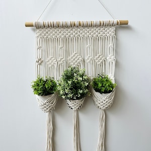 Dreifach Pflanzenhänger, Makramee-Wandbehang, Blumenampel, Boho Naturmakramee Drei Pflanzenhänger, Holzdübel Pflanzenbehang