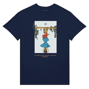 Camiseta de primera calidad, El Colgado, Tarot Art, 100 % algodón, unisex, impresa digitalmente a partir de una obra de arte con diseño pintado a mano.
