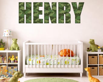 Vinilo decorativo personalizado de dinosaurios con nombre, adhesivo de pared, decoración infantil con estampado de camuflaje para la habitación del bebé.
