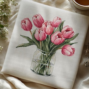 Kruissteekpatroon roze tulpenboeket | Roze bloemen in glazen vaas getelde kruissteek | Pdf- en SAGA-kaart | Bloementuinboeket