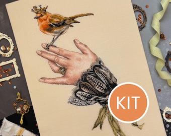 El kit de punto de cruz "El Rey Pájaro" contiene tela Aida, hilo de algodón DMC y patrón impreso / Kit de bordado "Mano Elegante y Petirrojo con Corona"